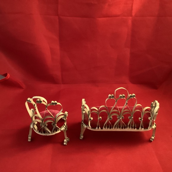 Vintage tin doll fourniture couch and chair set with red velvet cushions - Picture 4 of 10